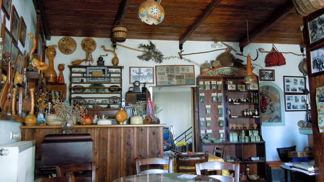 Cretan cuisine &amp; Cretan herbs in Tsakalakis&#039; cafe