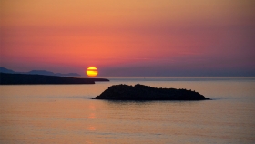 Ο ήλιος δύει πίσω από τη βραχονησίδα της Αμνισσού
