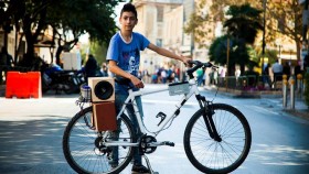 Ο Μιχάλης με το μουσικό ποδήλατο στο Ηράκλειο