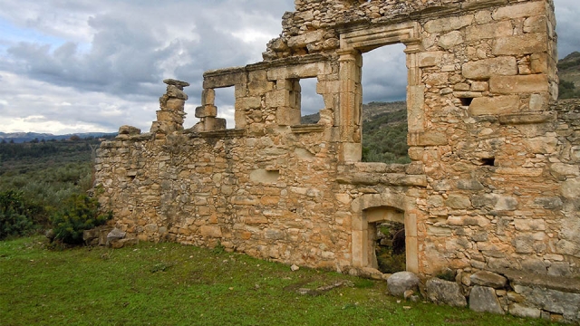 Ερείπια αιώνων γύρω από το ναό της Θεοτόκου