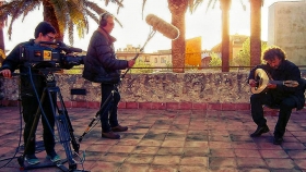 Ο Ψαρογιώργης στην καταλανική τηλεόραση|Παραδίδοντας μαθήματα κρητικής μουσικής σε τοπικό ωδειό||