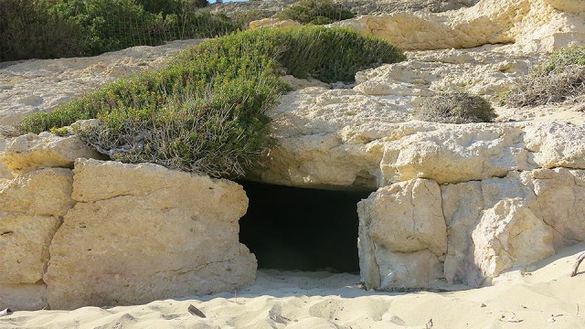 Λαξευτές σπηλιές στο πάνω μέρος των αμμόλοφων