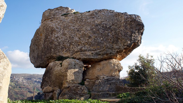 Ο Καβαλάρης δεσπόζει πάνω από το χωριό