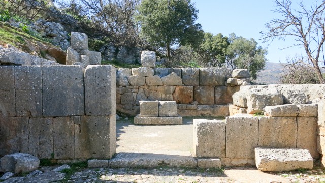 Η είσοδος του αρχαίου ναού, στο βάθος το βάθρο του αγάλματος