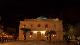 Άγιος Τίτος: εντυπωσιακός, μέρα και νύχτα