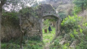 Στοιχειωμένα ερείπια ντυμένα με κισσούς|Το ρυάκι που τρέχει κατά μήκος του φαραγγιού||Οι Μύλοι όπως φαίνονται από την απέναντι όχθη||Ο σπηλαιώδης ναός του Αγίου Ιωάννη|Στοιχεία βενετσιάνικης αρχιτεκτονικής στη villa rustica|H εσωτερική αυλή της βίλας Κλόντιο στο Χρωμοναστήρι|Ένα Τσέσνα στη μέση του πουθενά!|