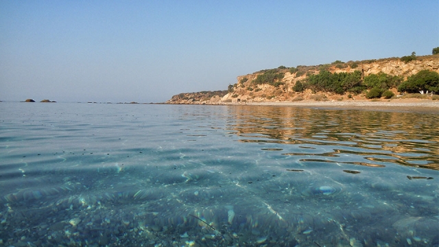 Πρωινή βουτιά, κι η παραλία όλη δική σου!