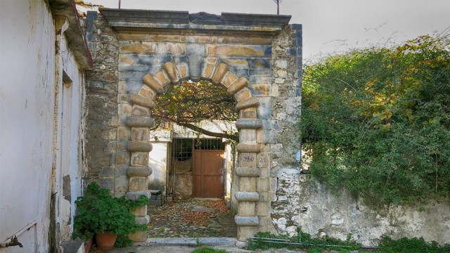 Romana Portela with its impressive arch