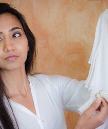 Akanksha Sharma: Όταν ο Mίτος της Αριάδνης συνάντησε το «κοπανέλι» στην υψηλή ραπτική
